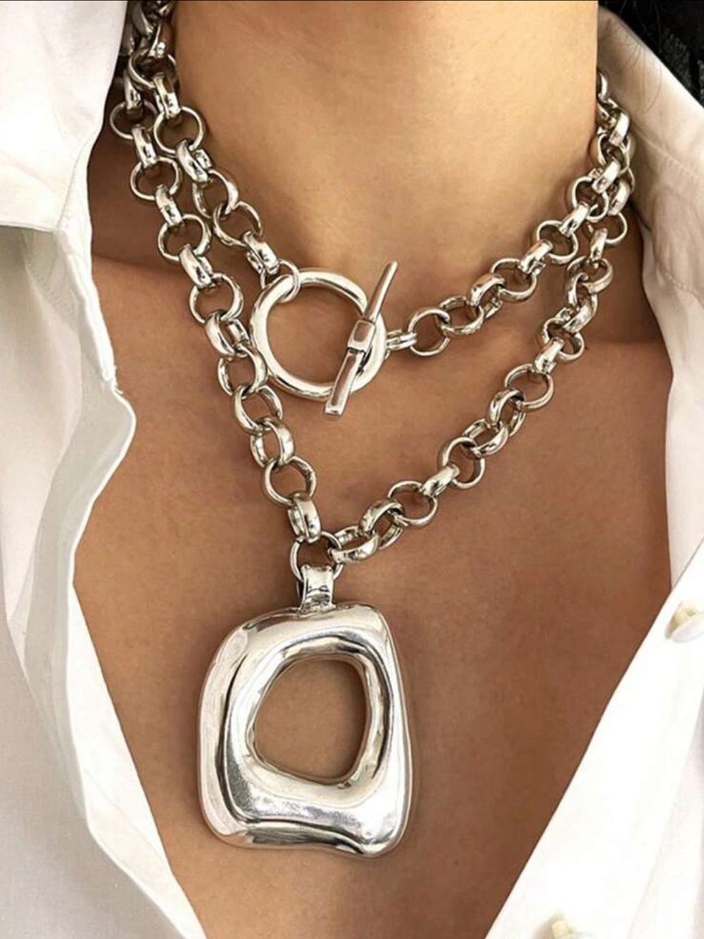 Silver Chunky Chain Toggle Necklace with Abstract Pendant R675